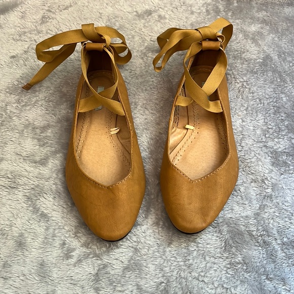 Brand New Kimchi Blue Sweetheart Ankle-Tie Skimmer Flats - Picture 1 of 8